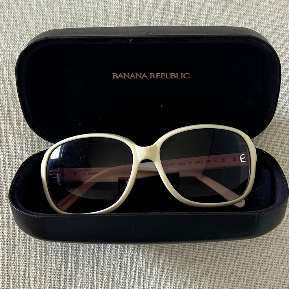 Banana Republic retro vibe square sunglasses